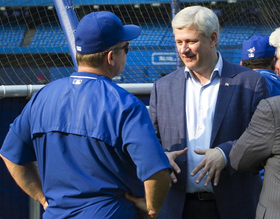 Stephen Harper meets Toronto Blue Jays manager John Gibbons at a batting practice. REUTERS/Fred Thornhill