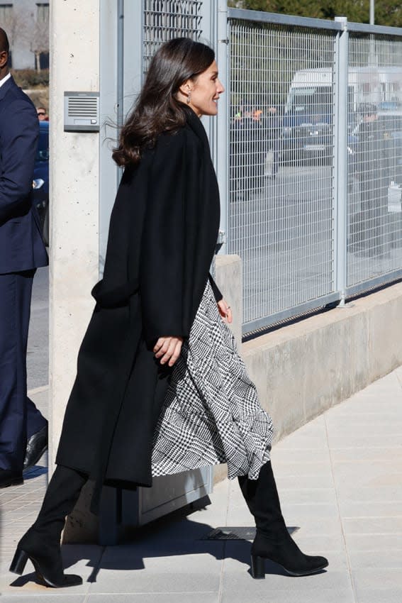 Reina Letizia con abrigo negro