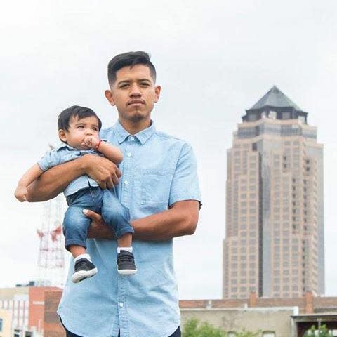 Foto de quien sería el joven Manuel Cano y su bebé. Cano era un joven dreamer de 19 años que residía en Iowa, perdió su estatus de DACA y optó por regresar voluntariamente a México para no ser deportado. Al volver al país del que salió a los 3 años de edad, fue asesinado. (Facebook/Manuel Cano)