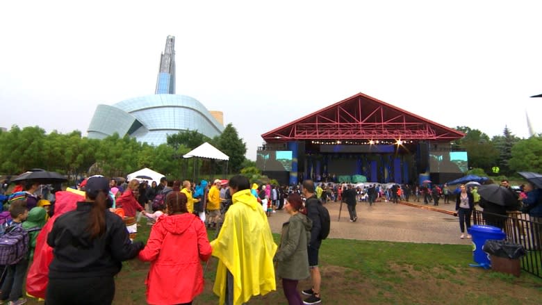 Rain delays powwow, but can't stop Winnipeg's National Aboriginal Day celebrations