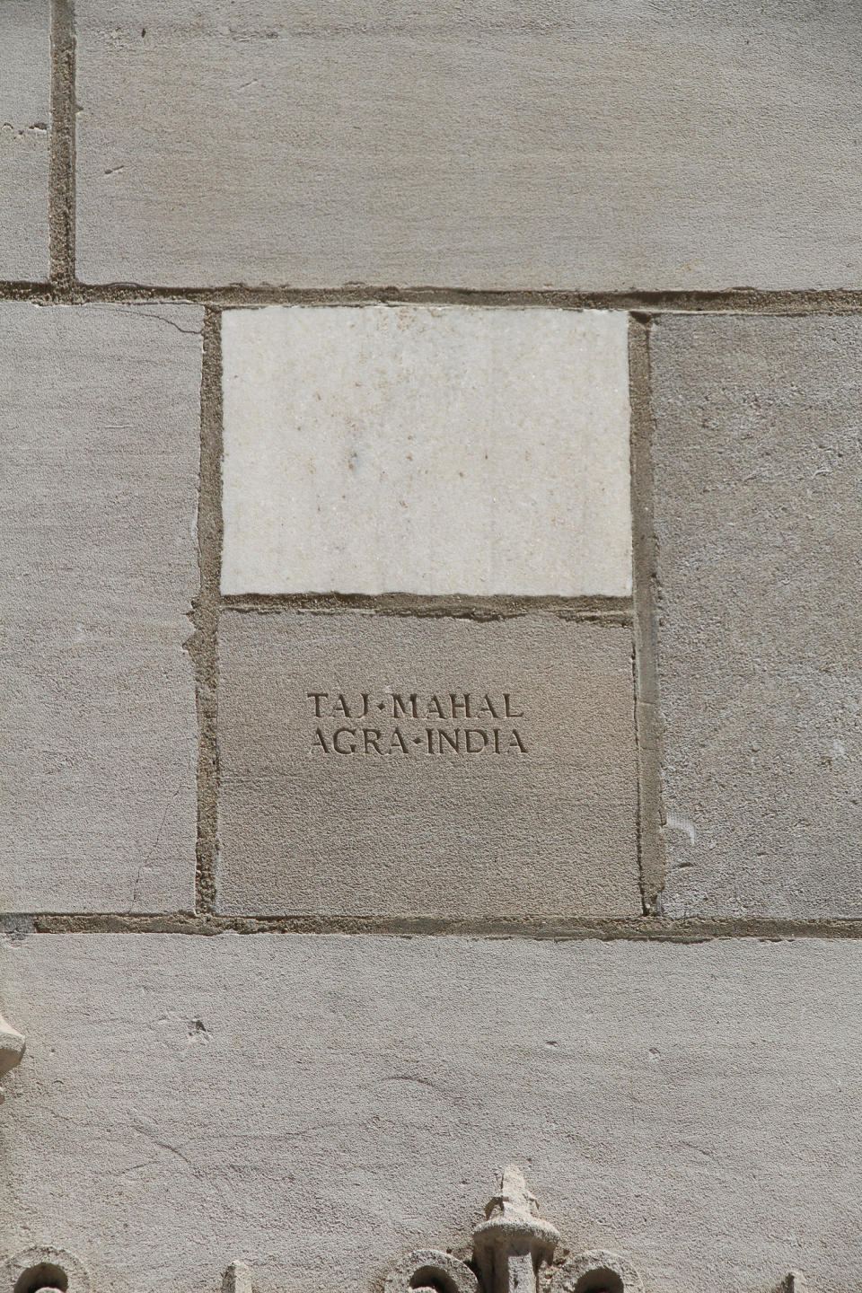 Tribune Tower, el museo arqueológico más sui generis del mundo