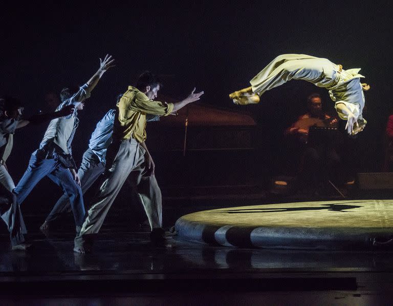 La acrobacia es uno de los lenguajes que desafía al Ballet Contemporáneo para el montaje de "Folia"