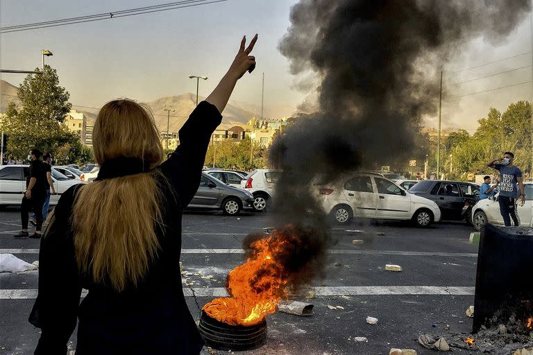 En esta fotografía tomada en Teherán el 1 de octubre de 2022 por una persona no empleada por The Associated Press y obtenida por la AP fuera de Irán, varios iraníes protestan por la muerte de Mahsa Amini, de 22 años, después de que fuera detenida por la policía moral. (AP Foto/Middle East Images, archivo)