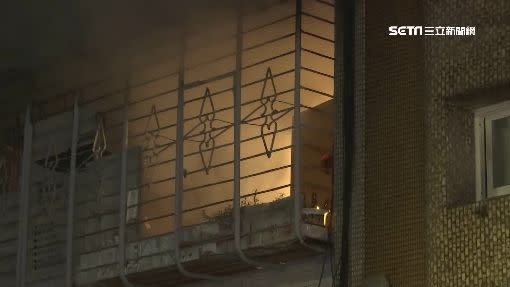 板橋的一處公寓深夜傳火警。