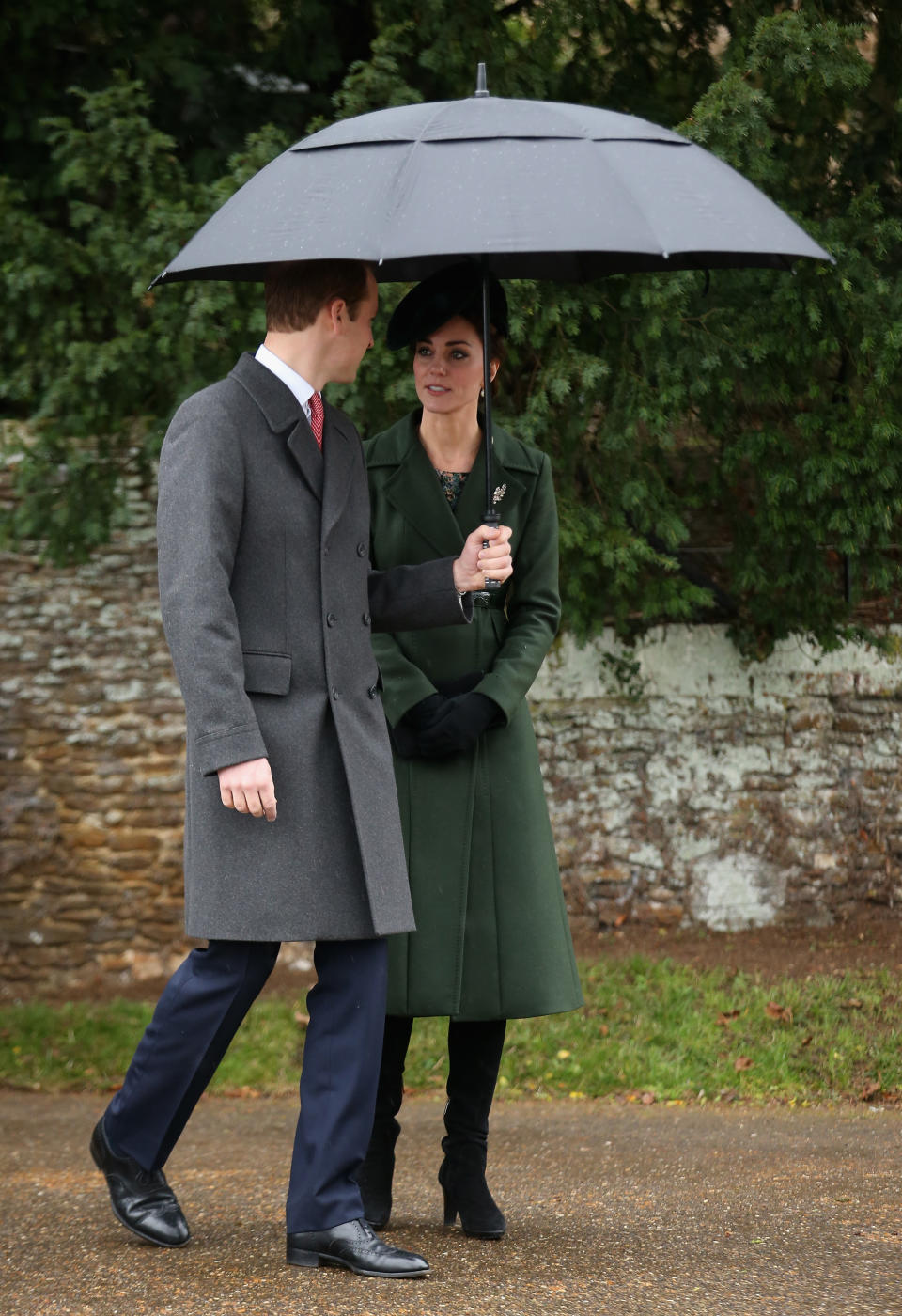 Prince William and Kate Middleton held an umbrella over themselves to greet fans in 2015. Photo: Getty Images