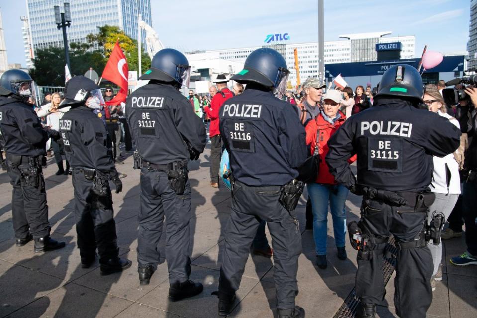 Polizisten hindern Teilnehmer an der Demonstration gegen die Corona-Auflagen am Alexanderplatz am Weiterziehen. Foto: Paul Zinken/dpa +++ dpa-Bildfunk +++<span class="copyright">Paul Zinken / dpa</span>