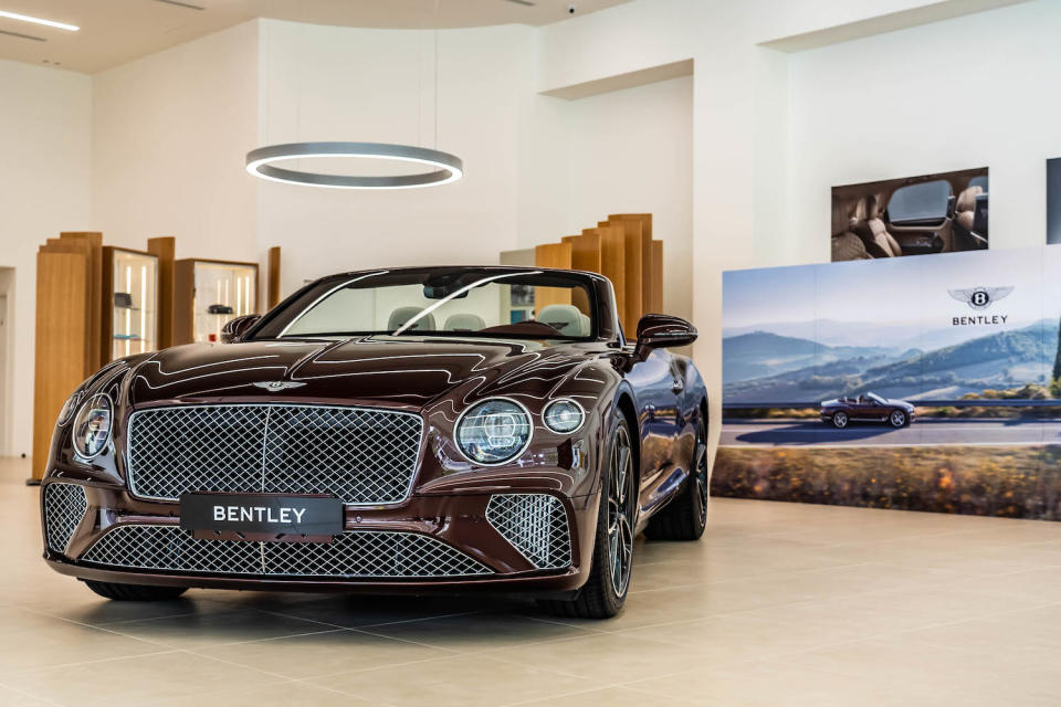 Bentley Continental GT Convertible。