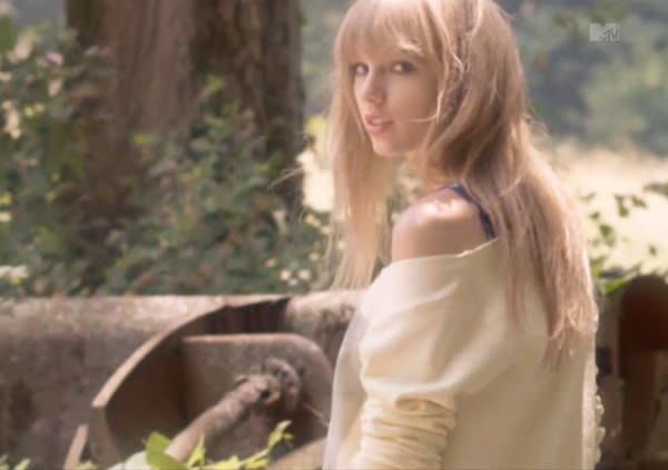 Taylor Swift Trades In Glitter For Overalls In Her New Music Video