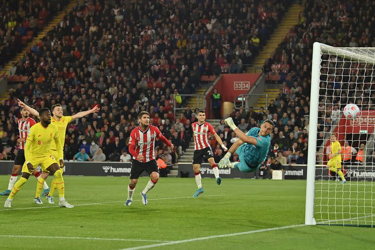 Joel Matip, de cabeza, consigue el gol del triunfo de Liverpool