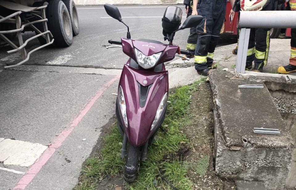 新北市五股發生一起機車自撞車禍。（圖／翻攝畫面）