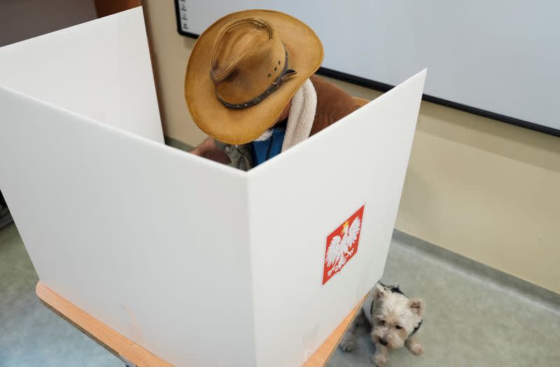 Un hombre vota en un colegio electoral durante las elecciones parlamentarias polacas en Varsovia, Polonia