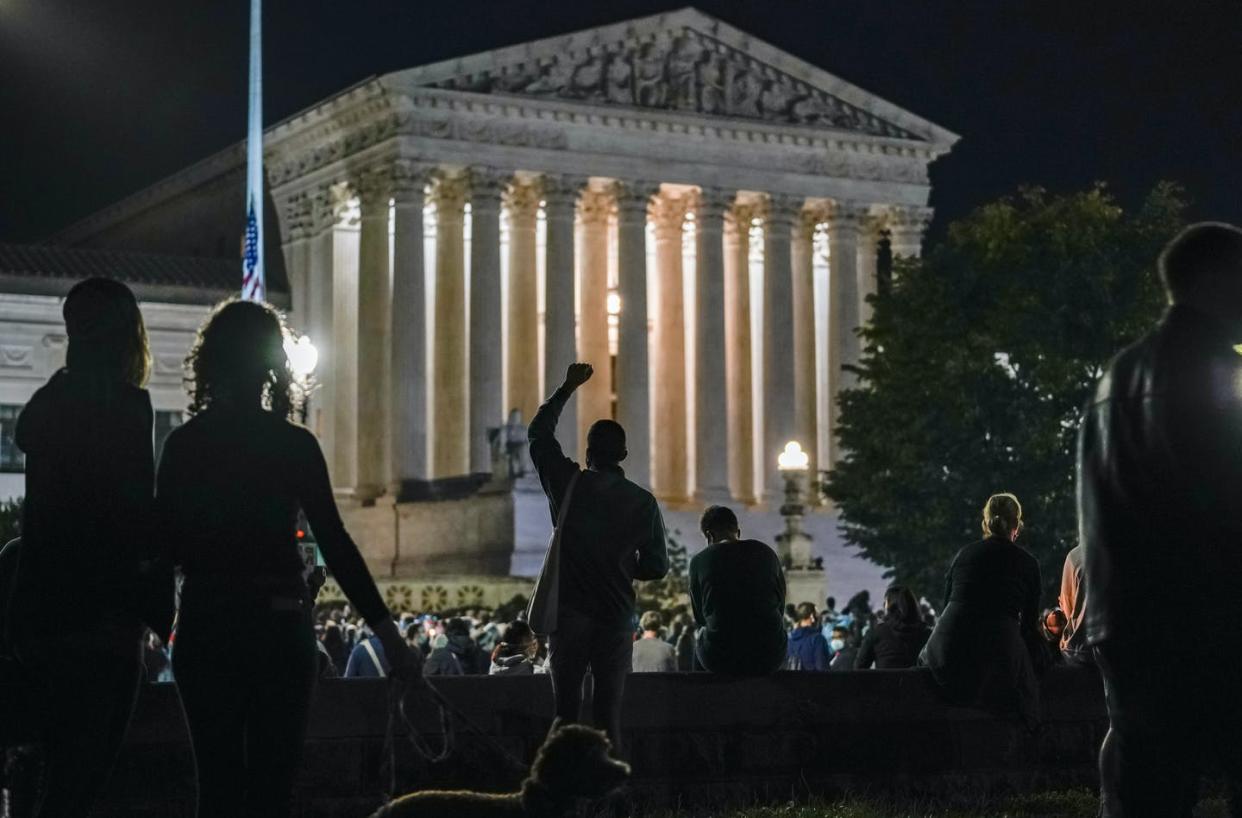<span class="caption">People gather outside the U.S. Supreme Court building as news spread of Associate Justice Ruth Bader Ginsburg's Sept. 18 death.</span> <span class="attribution"><a class="link " href="https://newsroom.ap.org/detail/Election2020-Ginsburg-TheRage/5dfdc36cccf4402d84bb21e432d8bcbe/photo" rel="nofollow noopener" target="_blank" data-ylk="slk:AP Photo/J. Scott Applewhite;elm:context_link;itc:0;sec:content-canvas">AP Photo/J. Scott Applewhite</a></span>