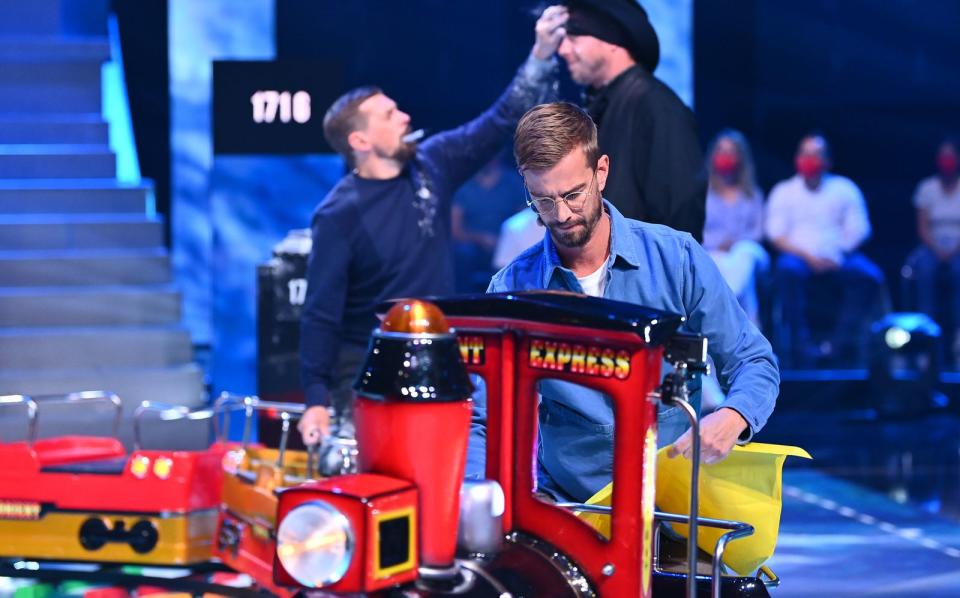 Nachdem sich Joko bei der Fahrt mit einer Mini-Lok verletzt hatte, erhält er in der neuen Ausgabe "Joko und Klaas gegen ProSieben" nun Hilfe. (Bild: ProSieben / Willi Weber)