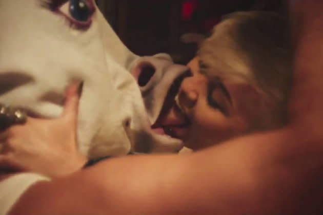 Ich glaub mich knutscht ein Pferd: Was ist das denn? Dreht Miley jetzt völlig durch? Ne, die durchgeknallte Zungenaction mit einem Einhorn lieferte sie nur für den Videoclip zu ihrer neuen Single „Decisions“. Aber... (Bild: ddp images)