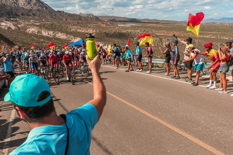 La Vuelta a San Juan es una fiesta de deporte, turismo y sociedad; este sábado se impuso el australiano Samuel Welsford, pero a falta de una etapa el líder general, ya perfilado para ser el campeón, es el colombiano Miguel Ángel López.