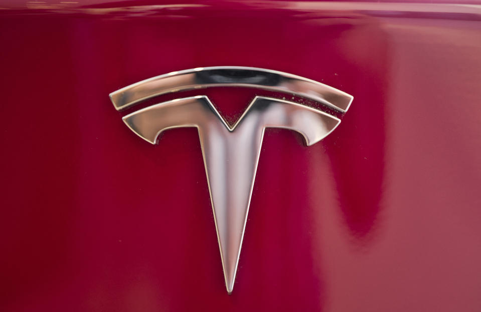 YouTuber modificou seu Tesla para carregar atrav&#xe9;s de um gerador de eletricidade movido a gasolina (AP Photo/Richard Vogel, File)