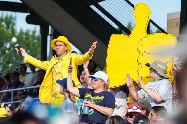 Video: Ex-MLB player makes great catch in Savannah Bananas game