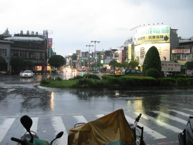 受颱風哈格比影響，3、4日受哈格比影響，各地雲量多、有陣雨或雷雨，並有強風、豪雨發生機率。(photo by 資料照片)