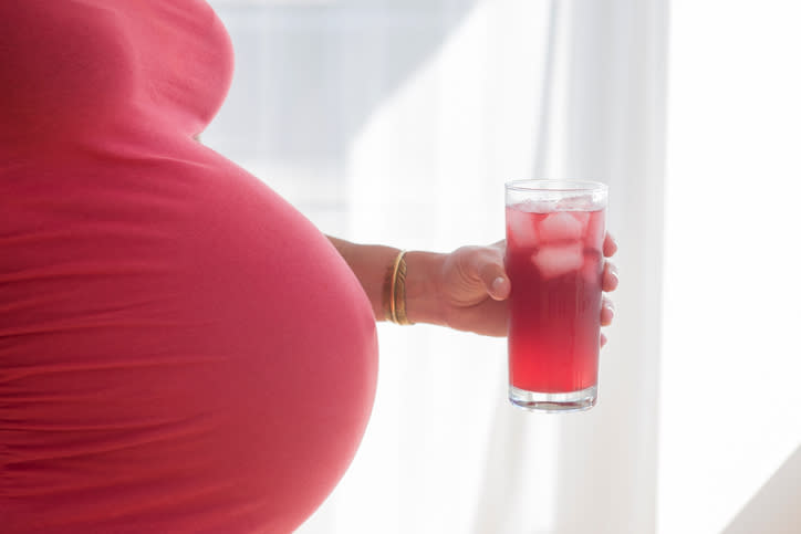 Lo que no sabías de las bebidas azucaradas durante el embarazo. Foto: Jamie Grill / Getty Images