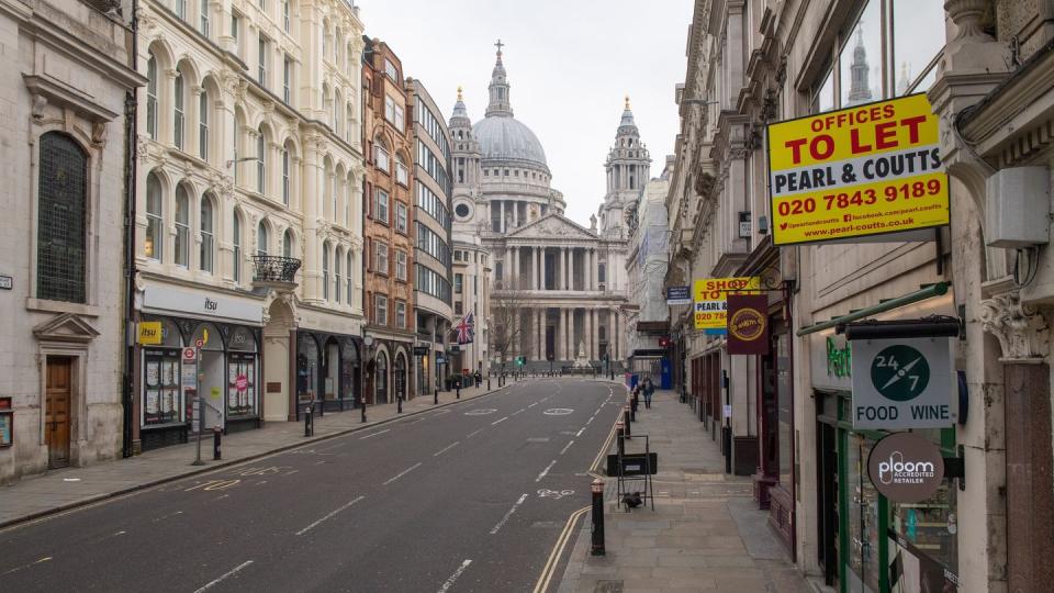 Eine menschenleere Shopping-Straße in London.