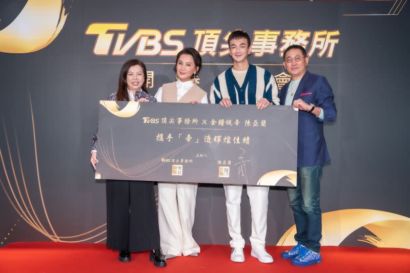 ▲左起TVBS劉文硯總經理、陳亞蘭、TVBS品牌行銷暨公關部總監戴天易、TVBS副總經理郝孝祖出席簽約儀式。（圖／TVBS提供）