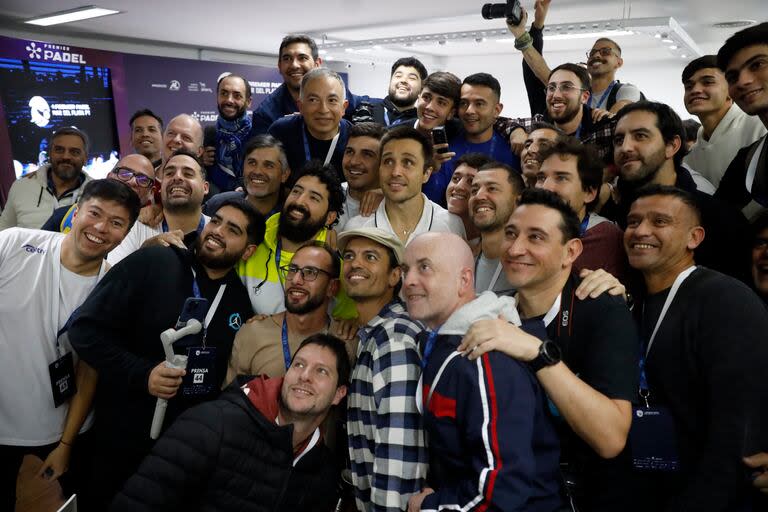 Todos quisieron celebrar con Fernando Belasteguín, en el Premier Padel de Mar de Plata