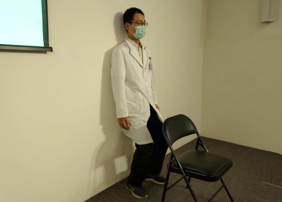 Sarcopenia is a serious health hazard for the elderly.  Physiotherapist Jian Hongjie demonstrated 8 main muscle building exercises to strengthen the core muscles of the body.  The first: squat against the wall, feet shoulder-width apart and toes forward, the heel is 5-8 cm away from the wall, the knees are bent to be parallel to the toes, stop for 10 seconds, 10 times.  (Photo by reporter Chen Jinlong)