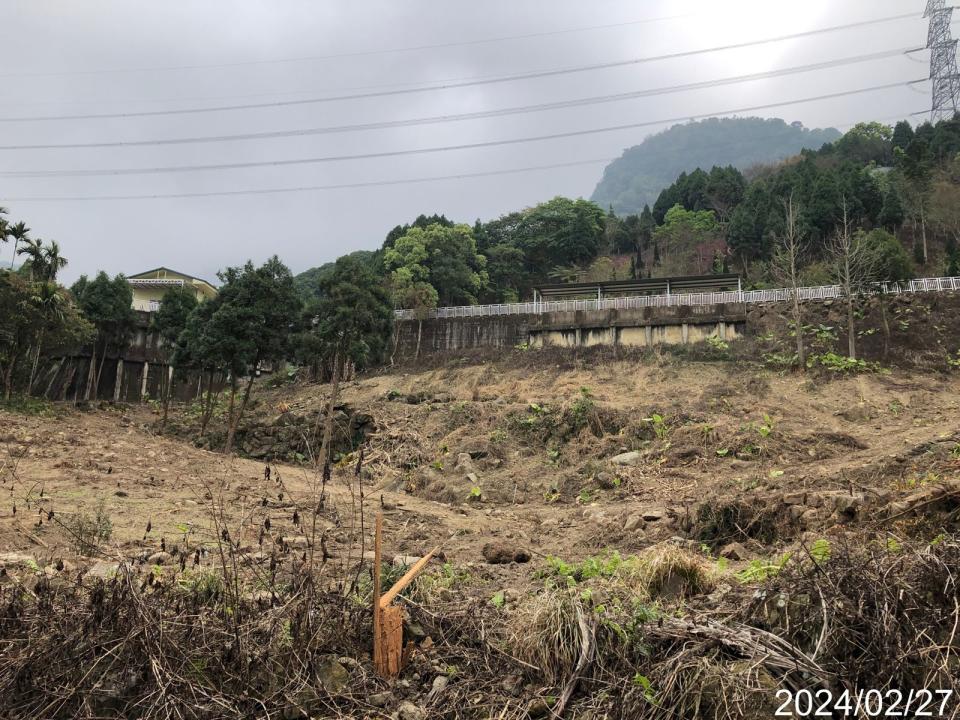 南市府人員巡查關子嶺紫雲殿後方山坡地，並無違法開發情形。（南市府提供）