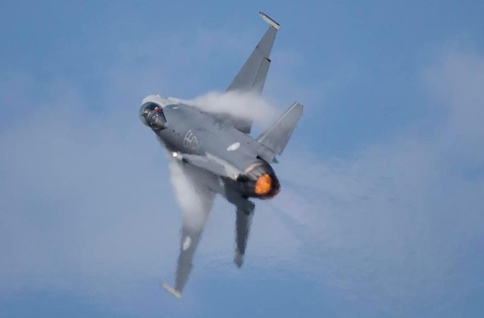 天安特檢完成 F-16V戰機上午再度升空執行任務。（軍聞社）