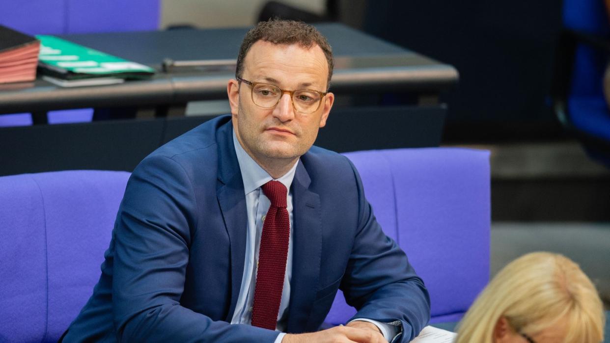 Jens Spahn nimmt an der Fragestunde zum Thema Organspenden im Bundestag teil. Den Abgeordneten liegen zwei gegensätzliche Vorschläge zu neuen Organspende-Regeln vor. Foto: Lisa Ducret