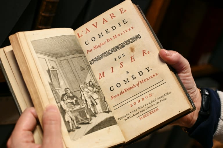 Une édition de 1732 regroupant les pièces de Molière, photographié le 14 décembre 2021 à la Comédie-Française à Paris (AFP/BERTRAND GUAY)