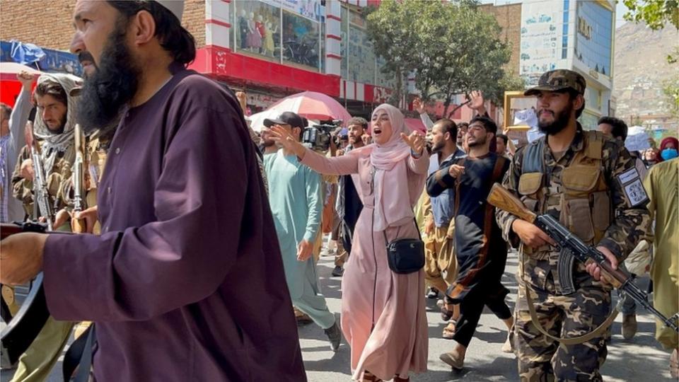 Protesta de mujeres en Kabul.