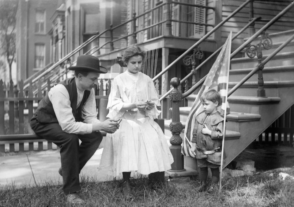 <p>Family in Chicago celebrate the Fourth of July, circa 1905. (Photo: Kirn Vintage Stock/Corbis via Getty Images) </p>