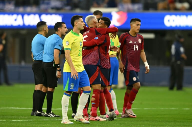 Jugadores costarricenses se abrazan después del partido de fútbol del grupo D del torneo Copa América Conmebol 2024 entre Brasil y Costa Rica en el SoFi Stadium en Inglewood, California, el 24 de junio de 2024 (Patrick T. Fallon)