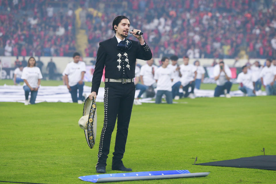 Alex Fernández cantando durante la Final entre Atlas y Pachuca en el Estadio Jalisco. (Alfredo Moya/Jam Media/Getty Images)