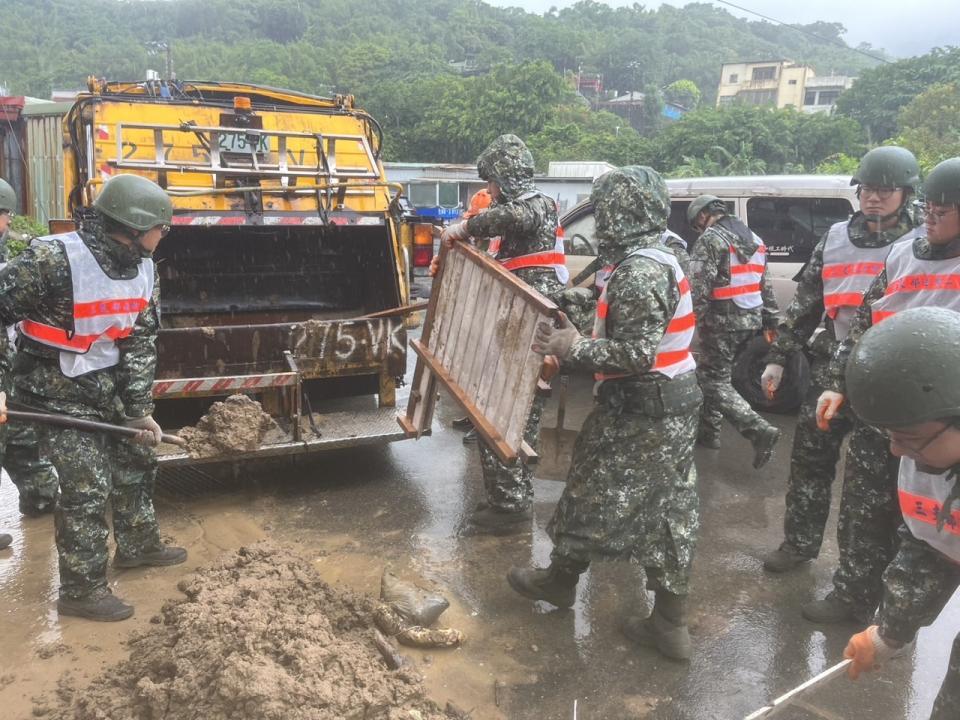 國軍第三作戰區官兵協助瑞芳地區道路大型廢棄物清理。(國防部提供)