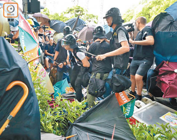 昨日光復上水遊行中，大批示威者圍堵四名警員，期間用雨傘不斷攻擊警員。（高嘉業攝）