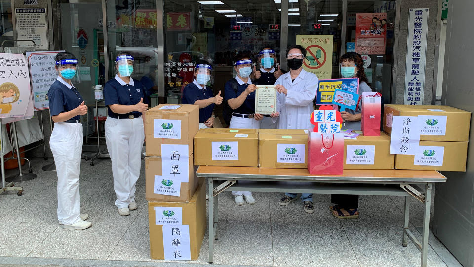 頭份市慈濟志工為感恩醫療人員，6月11日前往重光醫院致贈防疫物資、營養豆漿沖泡粉。