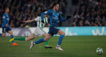 Soccer Football - La Liga Santander - Real Betis vs Real Madrid - Estadio Benito Villamarin, Seville, Spain - February 18, 2018 Real Madrid’s Gareth Bale in action with Real Betis' Marc Bartra REUTERS/Jon Nazca