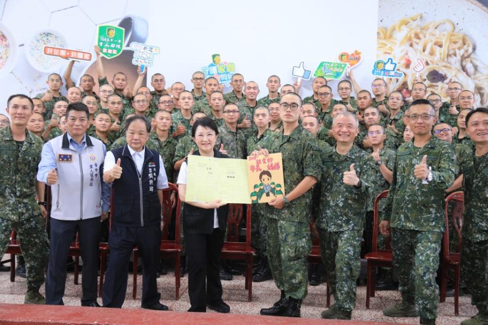 市長盧秀燕前往成功嶺營區陸軍步兵一０四旅，探視慰勞陸訓第０一八三梯次市籍役男。（記者徐義雄攝）