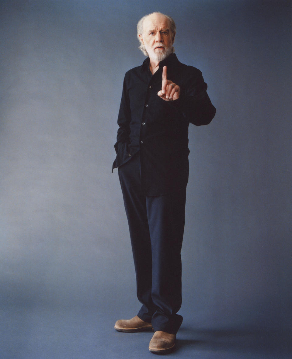 En esta fotografía sin fecha el comediante George Carlin astro del documental de HBO "George Carlin's American Dream" que estrena su primera mitad el 20 de mayo de 2022 en HBO. (George Carlin Estate/HBO via AP)