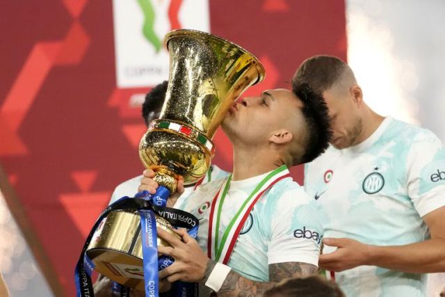 Lautaro Mart&#xed;nez besa la Copa Italia, conseguida con sus dos goles ante Fiorentina en el Ol&#xed;mpico de Roma.