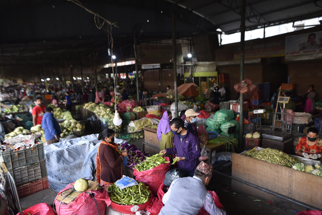 Mercados y ferias de animales son uno de los principales focos de infección y aparición de las nuevas enfermedades emergentes por zoonosis | imagen Narayan Maharjan/NurPhoto