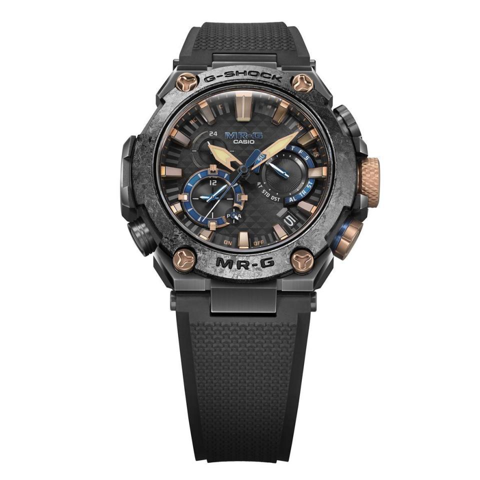 G-SHOCK頂級商品線MR-G全新「勝色」系列MRG-B2000R-1A，建議售價NT$86,000。