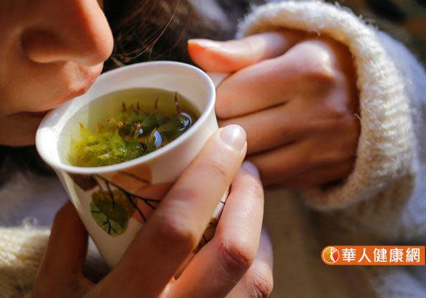 春天養肝，中醫建議多喝花草茶，但虛寒體質者不宜。