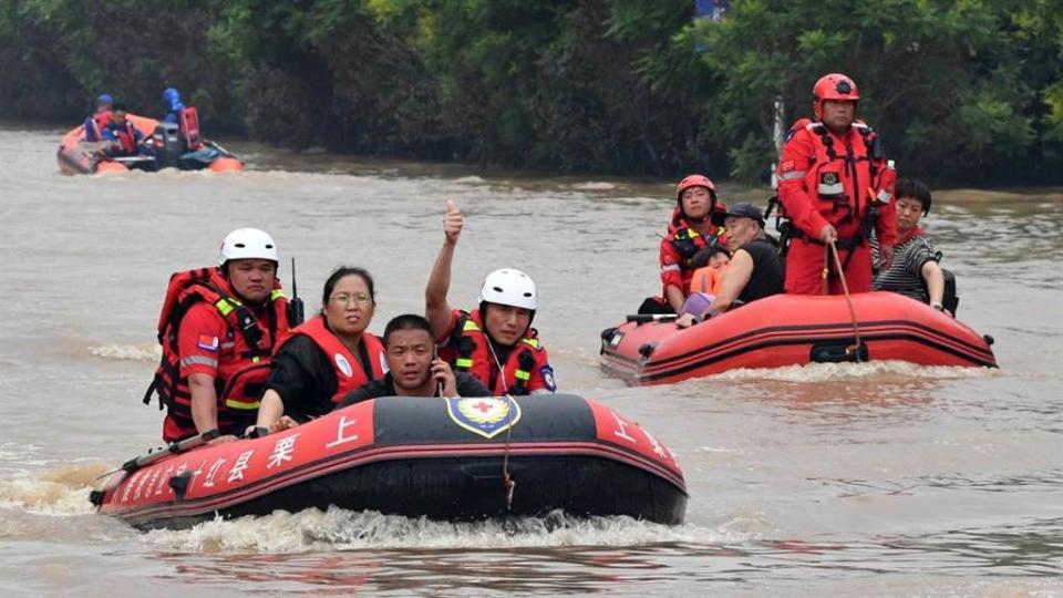 華北地區豪雨成災，不少災民住家都被淹沒，要靠橡皮艇救援。（澎湃新聞）