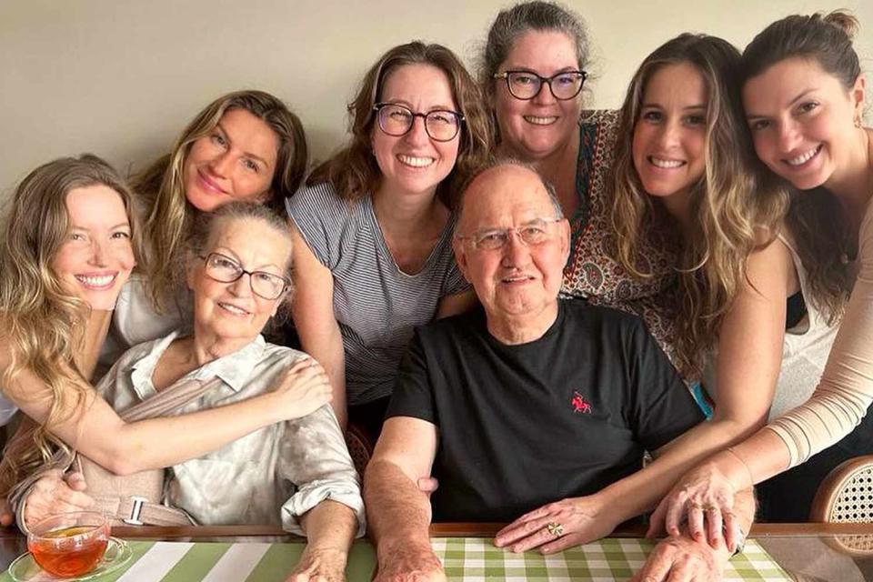 <p>Gisele Bundchen/ Instagram</p> Gisele Bündchen and her five sisters with their parents in Brazil