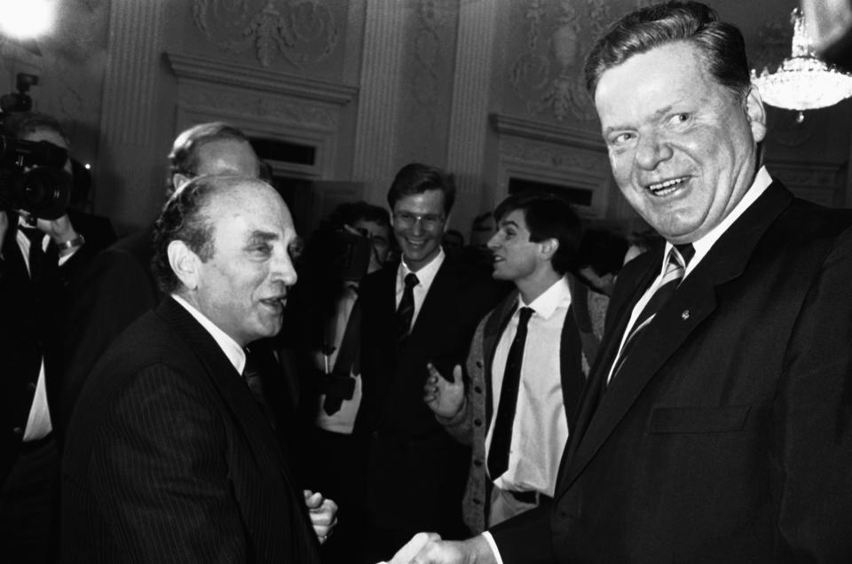 Otto Graf Lambsdorff (l.) und Eberhard von Brauchitsch auf der Feier zu Lambsdorffs 60. Geburtstag im Jahr 1986 (Bild: AP Photo/Hermann J.Knippertz)