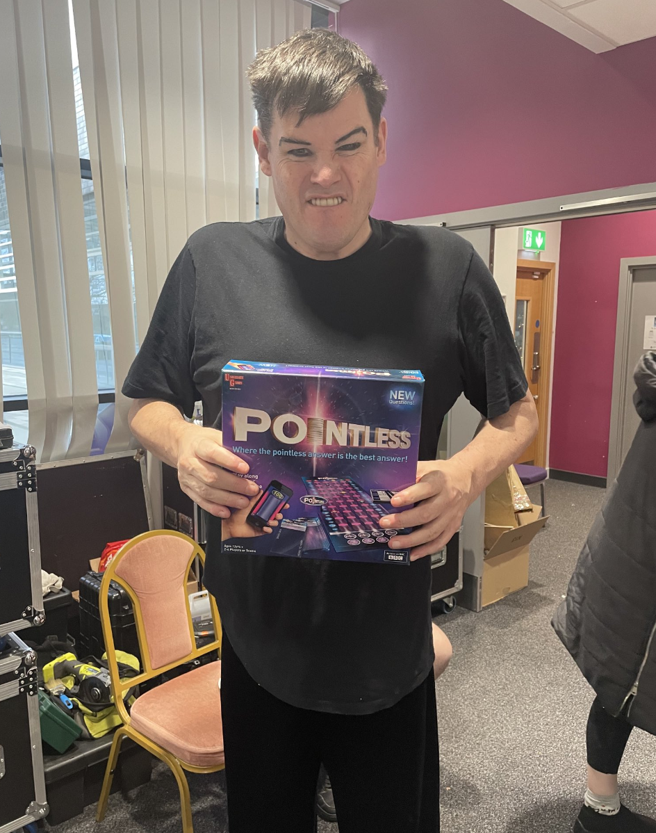 Mark Labbett hold the Pointless board game.