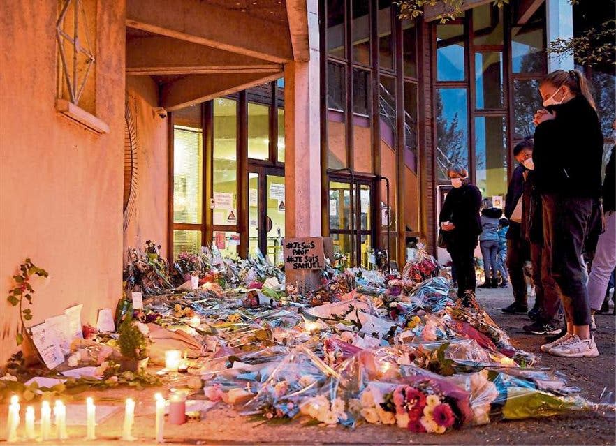 Flores en homenaje al profesor decapitado en las cercanías de París